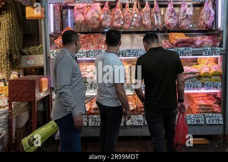 Ankara, Türkei. 24. Juni 2023. Drei Männer überprüfen die Preise für Fleisch und Innereien auf dem Ulus-Markt. Der Anstieg des Dollars setzt sich in der Türkei rasch fort, die türkische Lira verliert weiterhin an Wert. Während die Auswirkungen der Wirtschaftskrise in der Türkei anhalten, kaufen Familien der unteren und mittleren Klasse vor Eid al-Adha ein. (Kreditbild: © Bilal Seckin/SOPA Images via ZUMA Press Wire) NUR REDAKTIONELLE VERWENDUNG! Nicht für den kommerziellen GEBRAUCH! Stockfoto