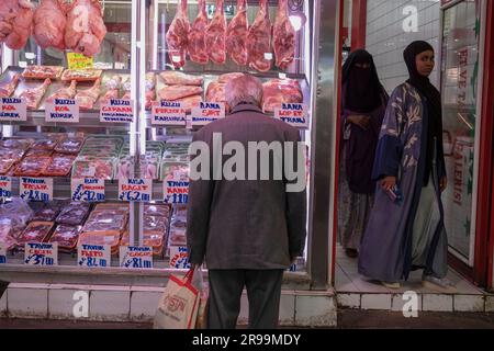 Ankara, Türkei. 24. Juni 2023. Ein alter Mann überprüft die Preise für Fleisch und Innereien auf dem Ulus-Markt. Der Anstieg des Dollars setzt sich in der Türkei rasch fort, die türkische Lira verliert weiterhin an Wert. Während die Auswirkungen der Wirtschaftskrise in der Türkei anhalten, kaufen Familien der unteren und mittleren Klasse vor Eid al-Adha ein. (Kreditbild: © Bilal Seckin/SOPA Images via ZUMA Press Wire) NUR REDAKTIONELLE VERWENDUNG! Nicht für den kommerziellen GEBRAUCH! Stockfoto