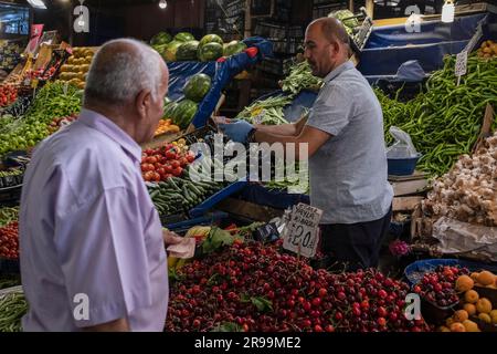 Ankara, Türkei. 24. Juni 2023. Ein Mann kauft Gemüse und Obst auf dem Ulus-Markt ein. Der Anstieg des Dollars setzt sich in der Türkei rasch fort, die türkische Lira verliert weiterhin an Wert. Während die Auswirkungen der Wirtschaftskrise in der Türkei anhalten, kaufen Familien der unteren und mittleren Klasse vor Eid al-Adha ein. (Kreditbild: © Bilal Seckin/SOPA Images via ZUMA Press Wire) NUR REDAKTIONELLE VERWENDUNG! Nicht für den kommerziellen GEBRAUCH! Stockfoto