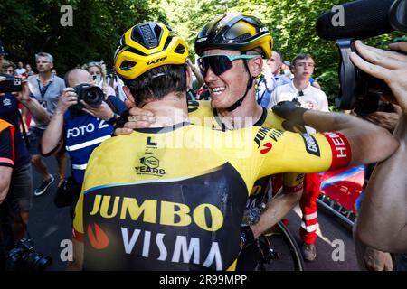 SITTARD - (lr) Olav Kooij, Dylan van Baarle während des Endes der Radtour durch NK. Die Männer kämpfen in Limburg um den Titel auf der Straße beim NK-Radsport. ANN MARCEL VAN HORN Stockfoto