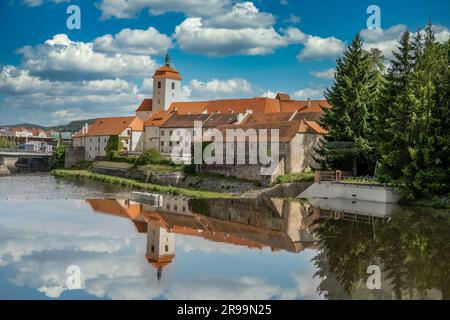 Blick aus der Vogelperspektive auf die Burg Strakonice neben dem Fluss Otava in Tschechien mit gotischem, barockem Palast und restauriertem runden Donjon mit Rand namens Rumpal t Stockfoto