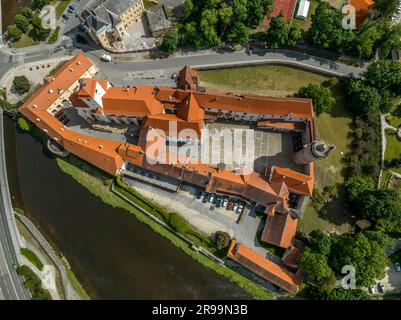 Blick aus der Vogelperspektive auf die Burg Strakonice neben dem Fluss Otava in Tschechien mit gotischem, barockem Palast und restauriertem runden Donjon mit Rand namens Rumpal t Stockfoto