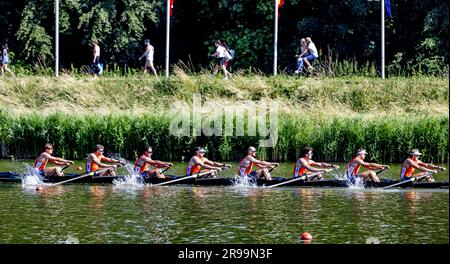 AMSTELVEEN - Guus Mollee (Bug), Olav Molenaar, Jan van der Bij, Guillaume Krommenhoek, Sander de Graaf, Jacob van de Kerkhof, Gert-Jan van Doorn, Mick Makker (Stroke), Dieuwke Fetter (Steer) in Aktion während des Finales Holland Acht - M8+ beim Royal Holland Cup. Die Regatta findet im Amsterdamse Bos statt. ANP ROBIN UTRECHT Stockfoto