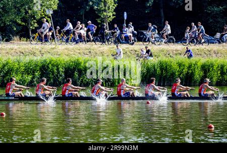 AMSTELVEEN - Guus Mollee (Bug), Olav Molenaar, Jan van der Bij, Guillaume Krommenhoek, Sander de Graaf, Jacob van de Kerkhof, Gert-Jan van Doorn, Mick Makker (Stroke), Dieuwke Fetter (Steer) in Aktion während des Finales Holland Acht - M8+ beim Royal Holland Cup. Die Regatta findet im Amsterdamse Bos statt. ANP ROBIN UTRECHT Stockfoto