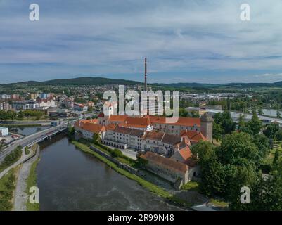 Blick aus der Vogelperspektive auf die Burg Strakonice neben dem Fluss Otava in Tschechien mit gotischem, barockem Palast und restauriertem runden Donjon mit Rand namens Rumpal t Stockfoto