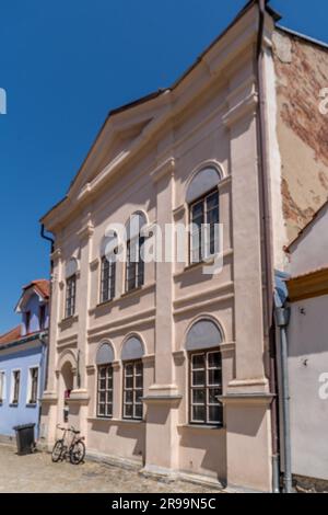 Klassische Fassade ehemaliges Synagogengebäude in Slavonice, Tschechische Republik Stockfoto