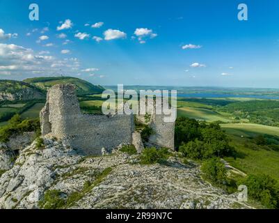 Panoramablick aus der Vogelperspektive auf Sirotčí Hrádek oder Waisenstein, eine Ruine aus dem gotischen Schloss über Klentnice in Südmähren, auf zwei Kalksteinklippen Stockfoto