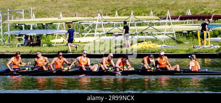 AMSTELVEEN - Guus Mollee (Bug), Olav Molenaar, Jan van der Bij, Guillaume Krommenhoek, Sander de Graaf, Jacob van de Kerkhof, Gert-Jan van Doorn, Mick Makker (Stroke), Dieuwke Fetter (Steer) in Aktion während des Finales Holland Acht - M8+ beim Royal Holland Cup. Die Regatta findet im Amsterdamse Bos statt. ANP ROBIN UTRECHT Stockfoto