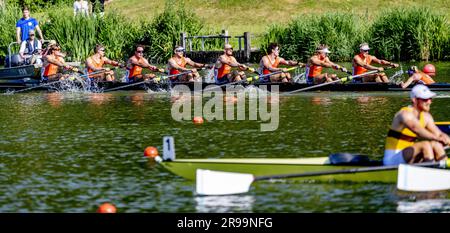 AMSTELVEEN - Guus Mollee (Bug), Olav Molenaar, Jan van der Bij, Guillaume Krommenhoek, Sander de Graaf, Jacob van de Kerkhof, Gert-Jan van Doorn, Mick Makker (Stroke), Dieuwke Fetter (Steer) in Aktion während des Finales Holland Acht - M8+ beim Royal Holland Cup. Die Regatta findet im Amsterdamse Bos statt. ANP ROBIN UTRECHT Stockfoto