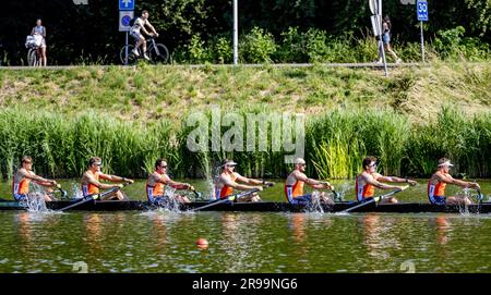 AMSTELVEEN - Guus Mollee (Bug), Olav Molenaar, Jan van der Bij, Guillaume Krommenhoek, Sander de Graaf, Jacob van de Kerkhof, Gert-Jan van Doorn, Mick Makker (Stroke), Dieuwke Fetter (Steer) in Aktion während des Finales Holland Acht - M8+ beim Royal Holland Cup. Die Regatta findet im Amsterdamse Bos statt. ANP ROBIN UTRECHT Stockfoto