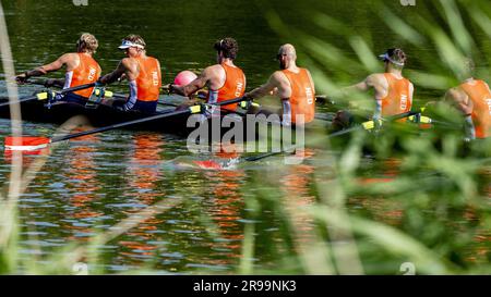 AMSTELVEEN - Guus Mollee (Bug), Olav Molenaar, Jan van der Bij, Guillaume Krommenhoek, Sander de Graaf, Jacob van de Kerkhof, Gert-Jan van Doorn, Mick Makker (Stroke), Dieuwke Fetter (Steer) in Aktion während des Finales Holland Acht - M8+ beim Royal Holland Cup. Die Regatta findet im Amsterdamse Bos statt. ANP ROBIN UTRECHT Stockfoto