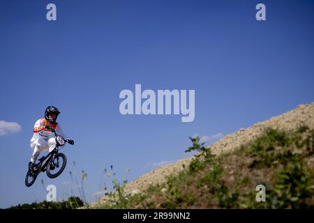 ARNHEM – Niek Kimmann in Aktion während der vierten Runde der BMX-Weltmeisterschaft. ANP ROBIN VAN LONKHUJSEN niederlande raus - belgien raus Stockfoto