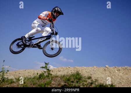 ARNHEM – Niek Kimmann in Aktion während der vierten Runde der BMX-Weltmeisterschaft. ANP ROBIN VAN LONKHUJSEN niederlande raus - belgien raus Stockfoto