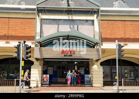 Wroxham, North Norfolk, Großbritannien - Juni 21. 2023: Vorderseite des Roy's of Wroxham Department Store mit Kunden Stockfoto
