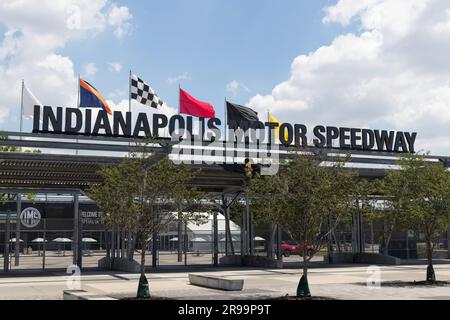Indianapolis - 24. Juni 2023: Indianapolis Motor Speedway Tor 1 Eingang. Das IMS beherbergt die Indy 500 und Brickyard und ist die Rennhauptstadt der Welt Stockfoto