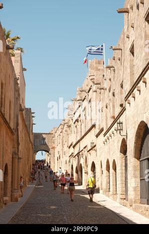 Blick auf Odos Ippoton, die Gasse des Ritters in der Altstadt von Rhodos Stockfoto