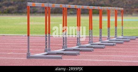 Acht Hürden auf einem Track in jeder Spur Stockfoto