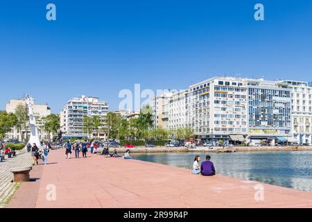 Thessaloniki, Griechenland - 28. April 2023: Entspannende Menschen an der Bucht der Ägäis mit Blick auf den weißen Turm im Zentrum von Thessaloniki in Zentralmakedonien in Griechenland Stockfoto