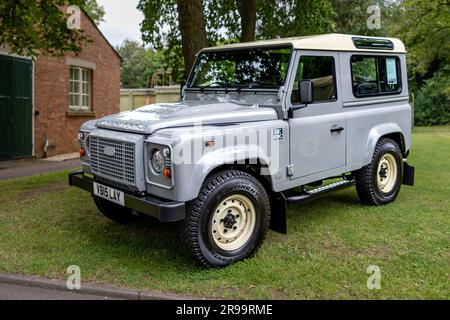 2015 Land Rover Defender 90 XS TD, ausgestellt auf dem Bicester Flywheel, das am 17. Juni 2023 im Bicester Heritage Centre stattfindet. Stockfoto