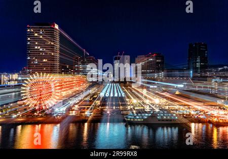 Kobe Tower das Wahrzeichen der Präfektur Kobe mit Blick auf den Sonnenuntergang über den Hafen von Kobe, Japan, in der Dämmerung Stockfoto