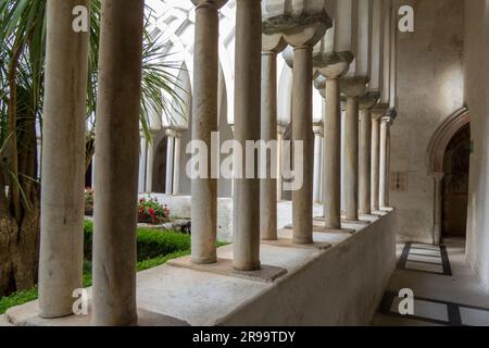 Claustro de la Catedral de Amalfi con sus arcos apuntados entrelazados, en la costa de Amalfi, Italien Stockfoto
