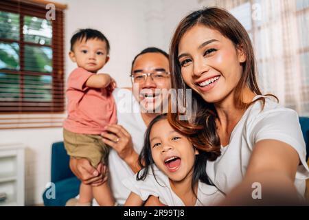 Glücklicher Familienvater, Mutter und Kinder, die Selfie-Fotos machen Stockfoto