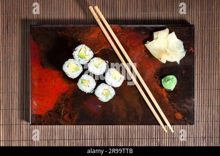 Avocado rollt in einem japanischen Restaurant Stockfoto