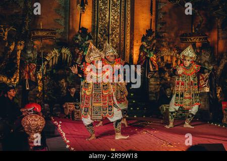 UBUD, BALI, INDONESIEN - 10. FEBRUAR 2023: Traditioneller Tanz Legong und Barong im Ubud-Palast, balinesische Tanzshow mit bunten gekleideten Künstlern. Traditionelle balinesische religiöse Ritual-Darbietung Stockfoto