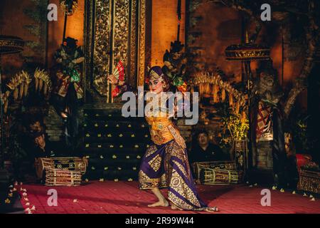 UBUD, BALI, INDONESIEN - 10. FEBRUAR 2023: Traditioneller Tanz Legong und Barong im Ubud-Palast, balinesische Tanzshow mit bunten gekleideten Künstlern. Traditionelle balinesische religiöse Ritual-Darbietung Stockfoto