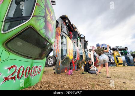 Somerset, Großbritannien. 25. Juni 2023 Carhenge, eine Installation des Künstlers Joe Rush, beim Glastonbury Festival auf der Worthy Farm in Somerset. Foto: Sonntag, 25. Juni 2023. Das Foto sollte lauten: Matt Crossick/Empics/Alamy Live News Stockfoto