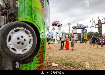 Somerset, Großbritannien. 25. Juni 2023 Carhenge, eine Installation des Künstlers Joe Rush, beim Glastonbury Festival auf der Worthy Farm in Somerset. Foto: Sonntag, 25. Juni 2023. Das Foto sollte lauten: Matt Crossick/Empics/Alamy Live News Stockfoto