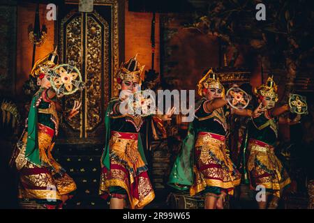 UBUD, BALI, INDONESIEN - 10. FEBRUAR 2023: Traditioneller Tanz Legong und Barong im Ubud-Palast wird von lokalen professionellen Schauspielern mit farbenfroher Kleidung, ausdrucksstarken Gesten und Gesichtsausdrücken vorgeführt Stockfoto