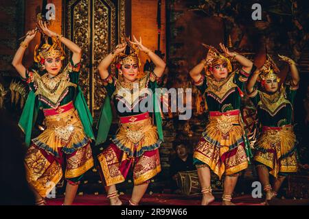 UBUD, BALI, INDONESIEN - 10. FEBRUAR 2023: Traditioneller Tanz Legong und Barong im Ubud-Palast, balinesische Tanzshow mit bunten gekleideten Künstlern. Traditionelle balinesische religiöse Ritual-Darbietung Stockfoto