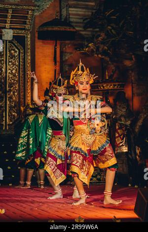 UBUD, BALI, INDONESIEN - 10. FEBRUAR 2023: Traditioneller Tanz Legong und Barong im Ubud-Palast wird von lokalen professionellen Schauspielern mit farbenfroher Kleidung, ausdrucksstarken Gesten und Gesichtsausdrücken vorgeführt Stockfoto