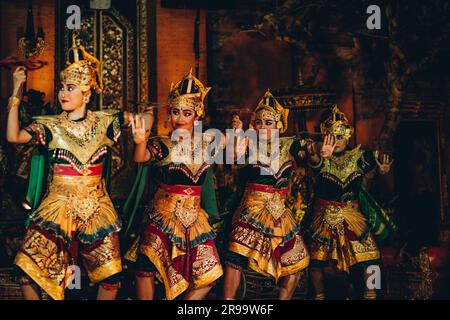 UBUD, BALI, INDONESIEN - 10. FEBRUAR 2023: Traditioneller Tanz Legong und Barong im Ubud-Palast, balinesische Tanzshow mit bunten gekleideten Künstlern. Traditionelle balinesische religiöse Ritual-Darbietung Stockfoto