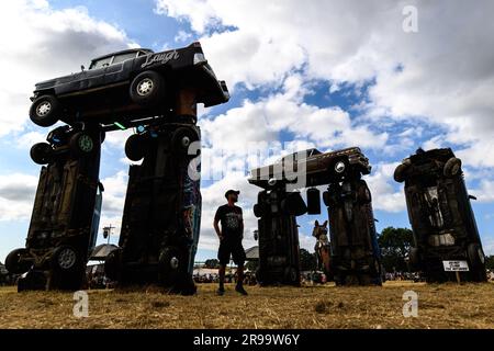 Somerset, Großbritannien. 25. Juni 2023 Carhenge, eine Installation des Künstlers Joe Rush, beim Glastonbury Festival auf der Worthy Farm in Somerset. Foto: Sonntag, 25. Juni 2023. Das Foto sollte lauten: Matt Crossick/Empics/Alamy Live News Stockfoto