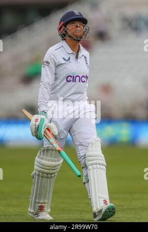 Nottingham, Großbritannien. 25. Juni 2023. Sophia Dunkley aus England sieht deprimiert aus, als sie das Spielfeld verlässt, nachdem sie beim Spiel der Metro Bank Women's Ashes 2023 Day 4 England vs Australia auf der Trent Bridge, Nottingham, Großbritannien, am 25. Juni 2023 (Foto von Gareth Evans/News Images) in Nottingham, Großbritannien, am 6./25. Juni 2023 entlassen wurde. (Foto: Gareth Evans/News Images/Sipa USA) Guthaben: SIPA USA/Alamy Live News Stockfoto