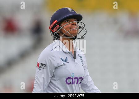 Nottingham, Großbritannien. 25. Juni 2023. Sophia Dunkley aus England sieht deprimiert aus, als sie das Spielfeld verlässt, nachdem sie beim Spiel der Metro Bank Women's Ashes 2023 Day 4 England vs Australia auf der Trent Bridge, Nottingham, Großbritannien, am 25. Juni 2023 (Foto von Gareth Evans/News Images) in Nottingham, Großbritannien, am 6./25. Juni 2023 entlassen wurde. (Foto: Gareth Evans/News Images/Sipa USA) Guthaben: SIPA USA/Alamy Live News Stockfoto