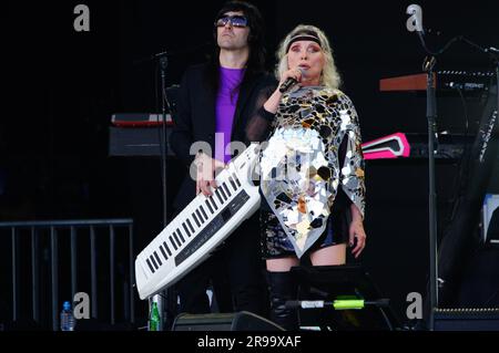 Debbie Harry aus Blondie tritt auf der Pyramide des Glastonbury Festivals auf der Worthy Farm in Somerset auf. Foto: Sonntag, 25. Juni 2023. Stockfoto