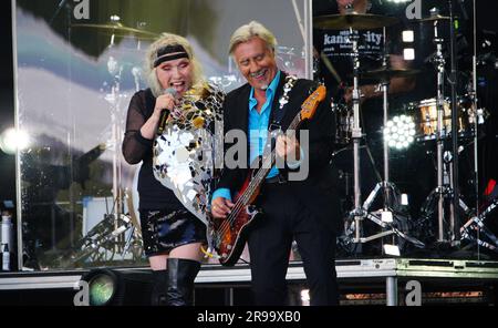 Debbie Harry aus Blondie tritt auf der Pyramide des Glastonbury Festivals auf der Worthy Farm in Somerset auf. Foto: Sonntag, 25. Juni 2023. Stockfoto