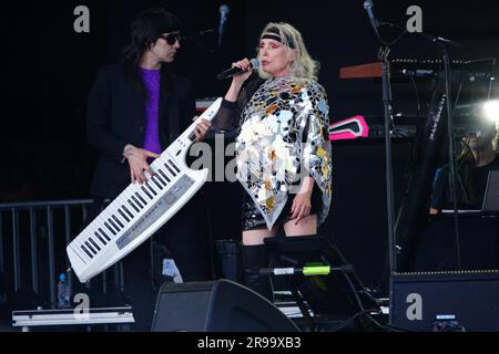 Debbie Harry aus Blondie tritt auf der Pyramide des Glastonbury Festivals auf der Worthy Farm in Somerset auf. Foto: Sonntag, 25. Juni 2023. Stockfoto