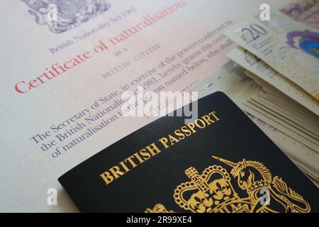 Britischer Pass, Bargeldhaufen und Einbürgerungszertifikat als britischer Staatsbürger. Konzept. Authentische Dokumente. Stafford, Vereinigtes Königreich, Juni 25 Stockfoto