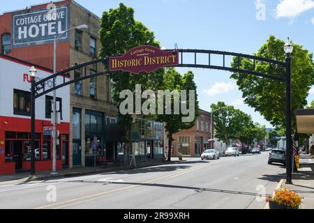 Cottage Grove, OR, USA - 13. Juni 2023; bogenförmiges Schild gegenüber der East Main Street im Cottage Grove Historic District, Oregon Stockfoto