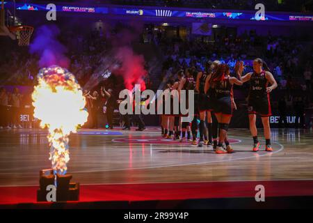 Ljubljana, Slowenien. 25. Juni 2023. Das Schaubild zeigt den Beginn des letzten Basketballspiels zwischen der belgischen Nationalmannschaft "die belgischen Katzen" und Spanien in Ljubljana, Slowenien, am Sonntag, den 25. Juni 2023, bei der FIBA Women EuroBasket 2023 Europameisterschaft in Israel und Slowenien. Es ist das erste Finale überhaupt für Belgien. BELGA PHOTO VIRGINIE LEFOUR Kredit: Belga News Agency/Alamy Live News Stockfoto