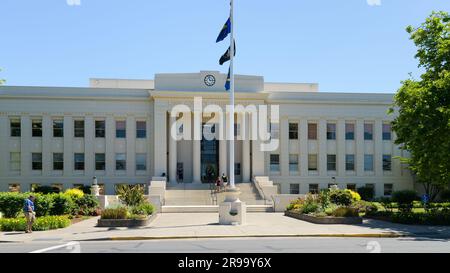 Albany, OR, USA - 12. Juni 2023; Eintritt im Sommer zum Linn County Courthouse in Albany, Oregon Stockfoto