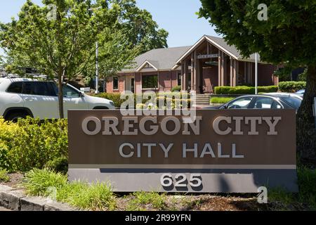 Oregon City, OR, USA - 11. Juni 2023; Schild am Oregon City Hall mit Gebäude und Hausnummer Stockfoto