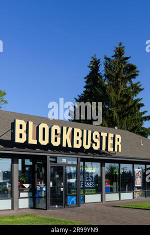 Bend, OR, USA - 16. Juni 2023; Fassade und gelbes Schild am letzten Blockbuster-Standort in Bend Oregon unter blauem Himmel Stockfoto