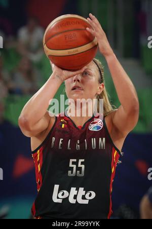 Ljubljana, Slowenien. 25. Juni 2023. Die belgische Julie Allemand kämpft während des letzten Basketballspiels zwischen der belgischen Nationalmannschaft "die belgischen Katzen" und Spanien um den Ball, und zwar am Sonntag, den 25. Juni 2023 in Ljubljana, Slowenien, bei der FIBA Women EuroBasket 2023 Europameisterschaft in Israel und Slowenien. Es ist das erste Finale überhaupt für Belgien. BELGA PHOTO VIRGINIE LEFOUR Kredit: Belga News Agency/Alamy Live News Stockfoto