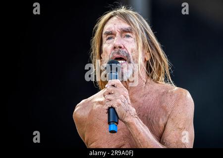 Oslo, Norwegen. 24. Juni 2023. Der amerikanische Sänger, Musiker und Rocklegende Iggy Pop führt während des norwegischen Musikfestivals Tons of Rock 2023 in Oslo ein Live-Konzert auf. (Foto: Gonzales Photo/Alamy Live News Stockfoto