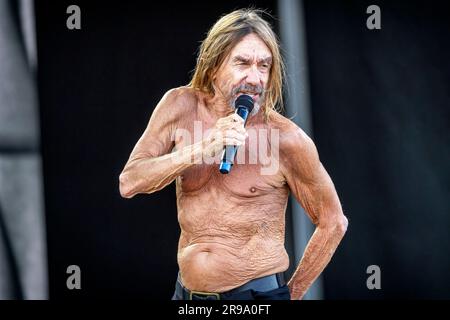 Oslo, Norwegen. 24. Juni 2023. Der amerikanische Sänger, Musiker und Rocklegende Iggy Pop führt während des norwegischen Musikfestivals Tons of Rock 2023 in Oslo ein Live-Konzert auf. (Foto: Gonzales Photo/Alamy Live News Stockfoto